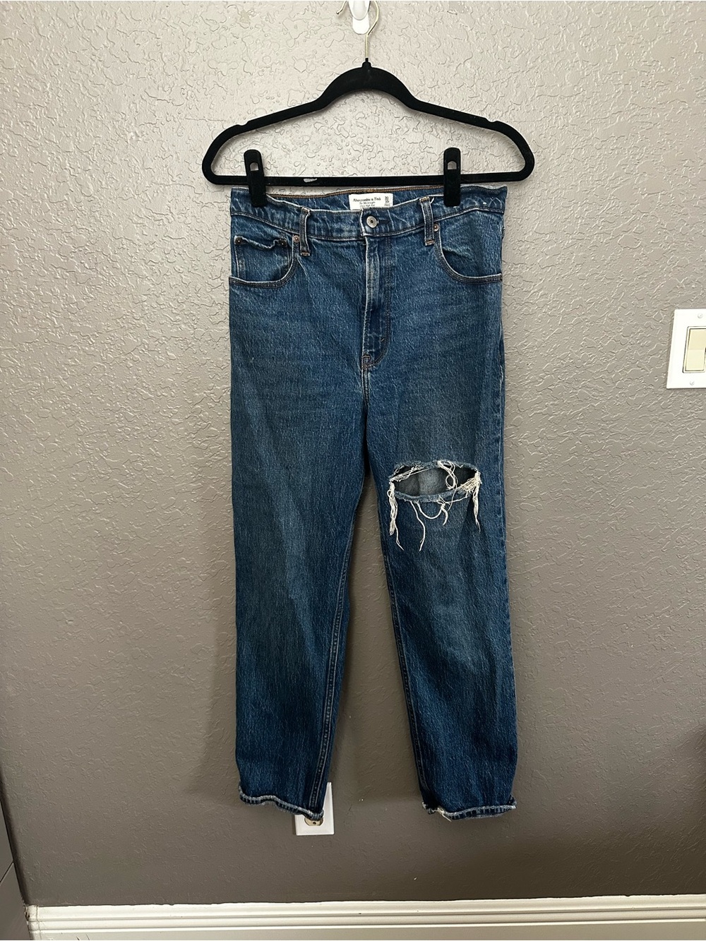 Abercrombie & Fitch Dark Blue Straight-Leg Jeans with Knee Rip